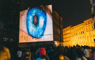 Kinomural z Epsonem: projekcja 3LCD wspiera sztukę w przestrzeni miejskiej