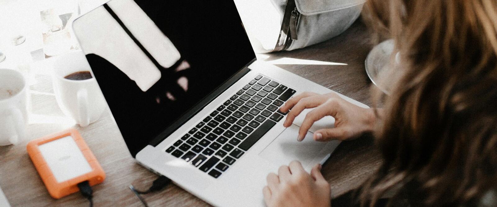 Czy sztuczna inteligencja przejmie rolę doradcy zawodowego? – Badanie Pracuj.pl