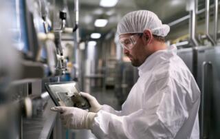 Badanie Zebra Technologies – Inwestycje w pracowników pierwszej linii napędzają produktywność i zyski w sektorze produkcyjnym
