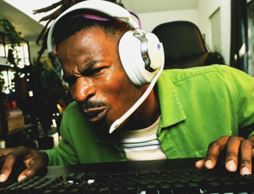 JBL Quantum 950 Wireless to bezprzewodowy, wieloplatformowy zestaw słuchawkowy do gier z adaptacyjną redukcją hałasu