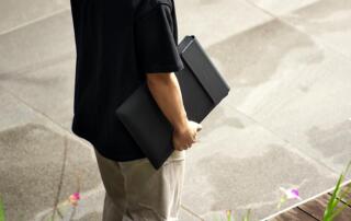 Razer prezentuje etui do laptopów 16” z wbudowaną ładowarką bezprzewodową