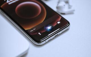 Siri jak ChatGPT? Apple pracuje nad nową generacją asystenta AI