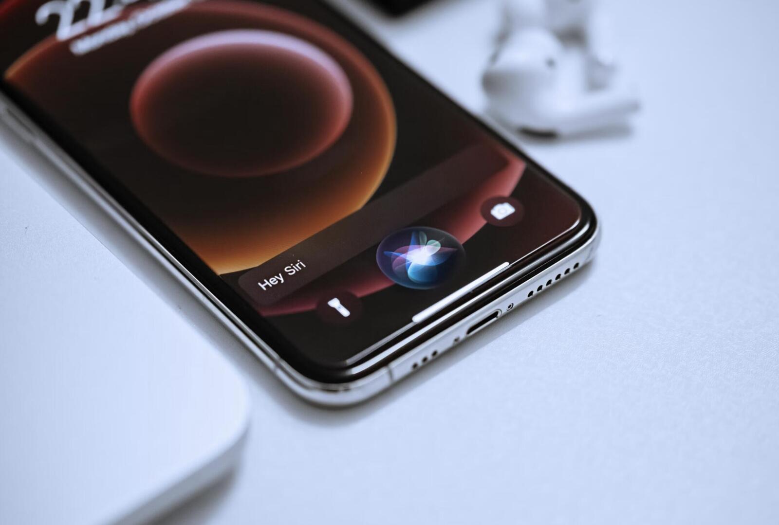 Siri jak ChatGPT? Apple pracuje nad nową generacją asystenta AI