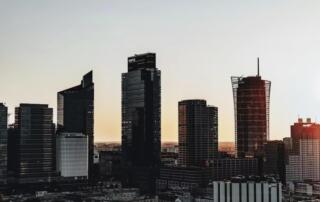 Wąskie gardło wdrożeń AI – Dlaczego amerykańskie scale-upy szukają w Polsce inżynierów Data i MLOps?