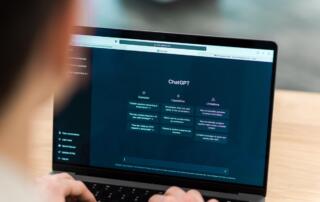 Prawie 70 proc. specjalistów IT codziennie używa w pracy narzędzi sztucznej inteligencji, ale 40 proc. nie ma do nich zaufania. Co 3. obawia się zastąpienia przez AI