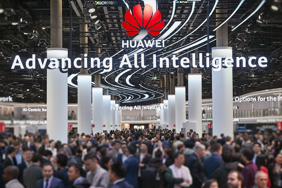 Huawei prezentuje udoskonalone rozwiązania AI-Centric Network na MWC 2026