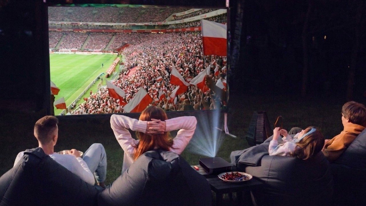 Baraże Mistrzostw Świata w domowym wydaniu – Projektory Dangbei tworzą strefę kibica jak na stadionie