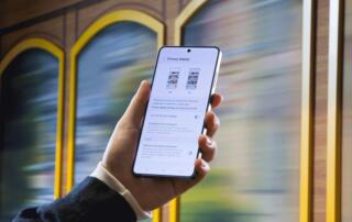 Ponad połowa Europejczyków przyznaje, że zagląda w ekrany obcych osób, a niemal co czwarty z nas robi to z czystej ciekawości