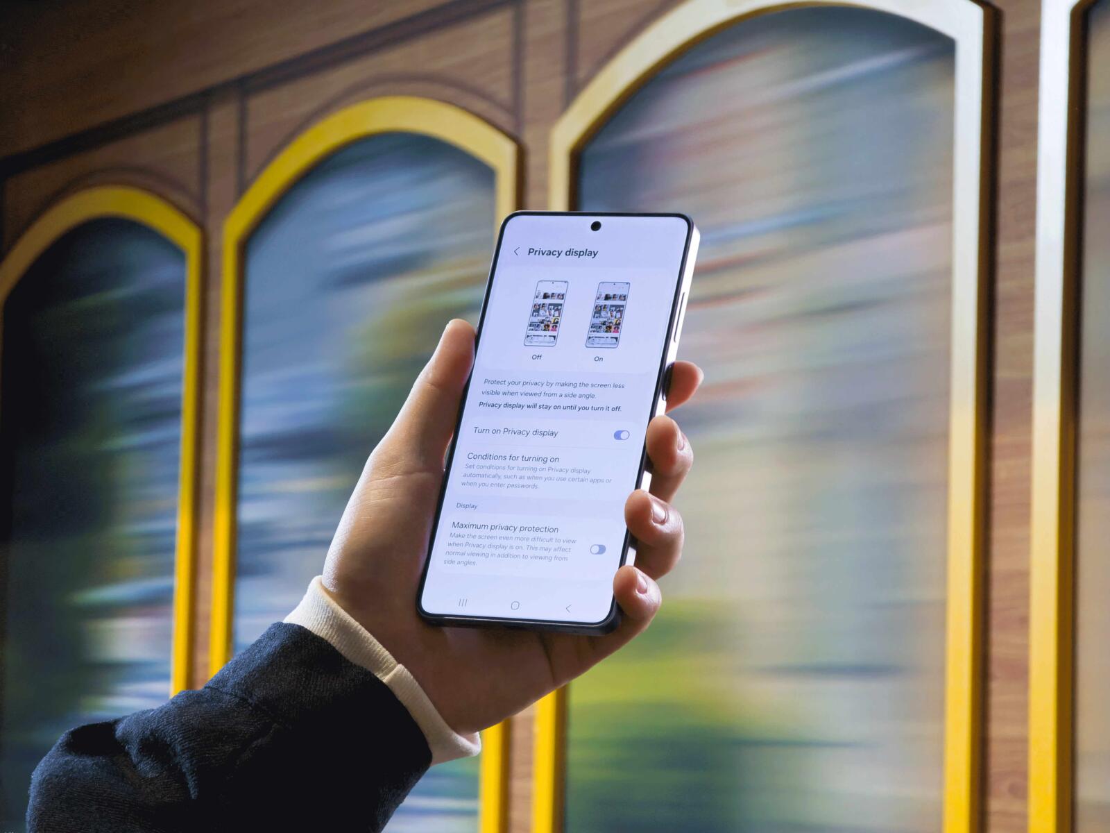 Ponad połowa Europejczyków przyznaje, że zagląda w ekrany obcych osób, a niemal co czwarty z nas robi to z czystej ciekawości