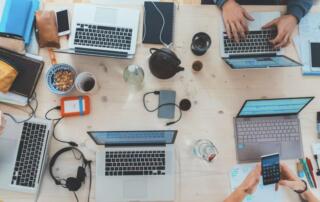 Fabryka 2026: Trendy technologiczne redefiniujące pierwszą linię produkcji