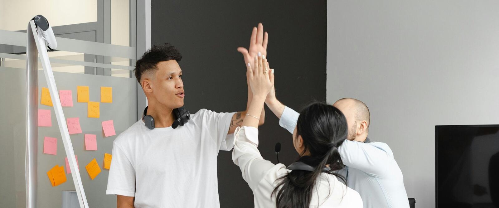 Badanie o feedbacku: 7 na 10 pracowników zna oczekiwania szefa, a mimo to wielu mówi o chaosie