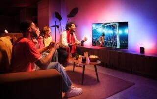 Philips Hue prezentuje Sports Live: Poczuj magię stadionu w swoim domu. Inteligentne oświetlenie aktywnie reaguje na wydarzenia na boisku, malując ściany barwami sportowego widowiska na żywo.