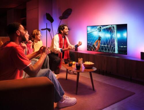 Philips Hue prezentuje Sports Live: Poczuj magię stadionu w swoim domu. Inteligentne oświetlenie aktywnie reaguje na wydarzenia na boisku, malując ściany barwami sportowego widowiska na żywo.