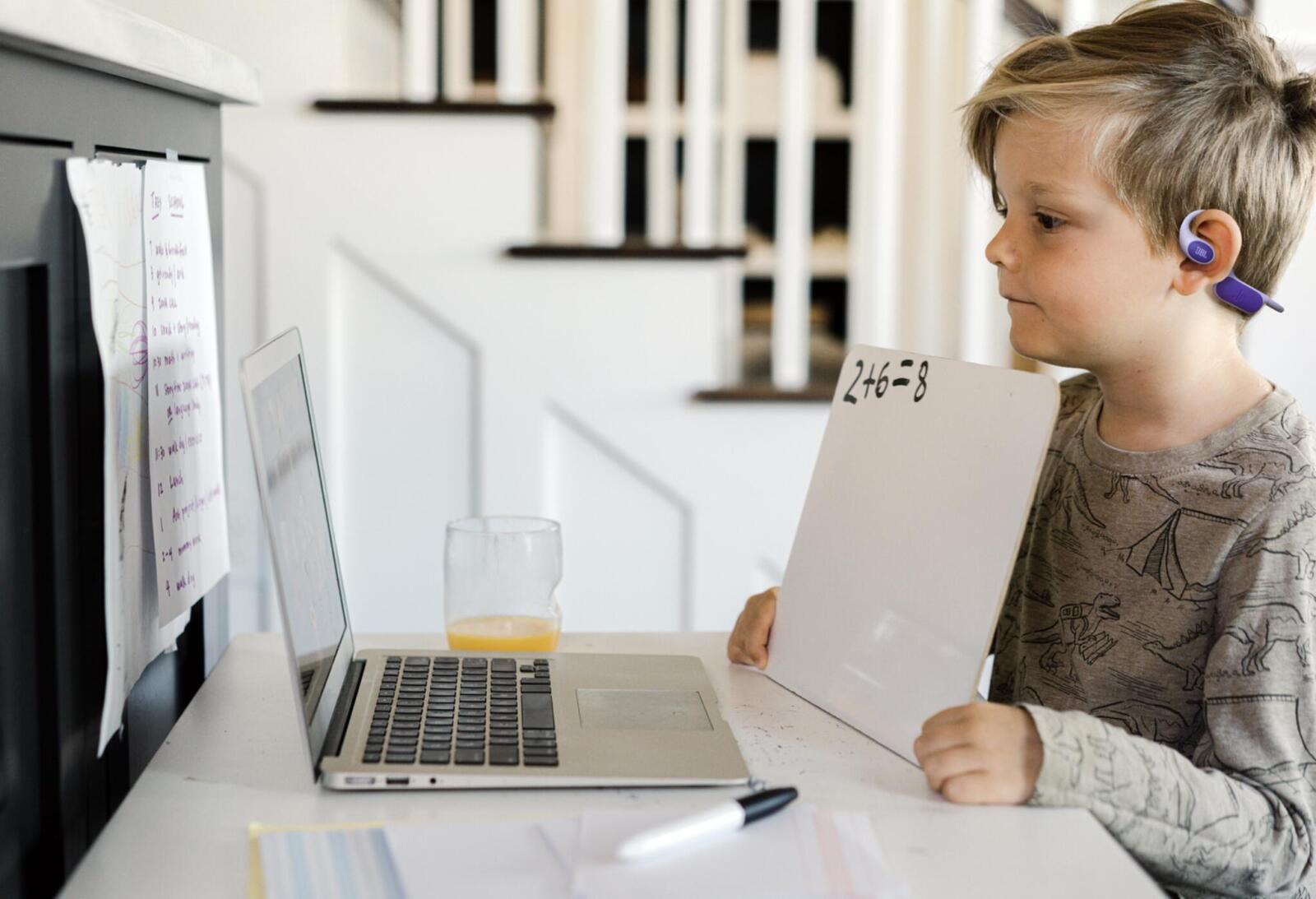 JBL Junior Free – prezent, który bawi, uczy i chroni słuch