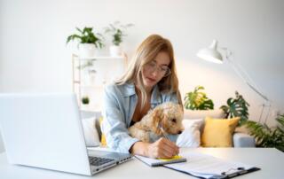 Na oferty pracy zdalnej odpowiada 4,5 razy więcej osób niż w przypadku pracy stacjonarnej – Najnowsze dane o polskim rynku pracy