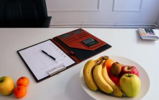 Koniec z „owocowymi czwartkami” – nowa piramida potrzeb stawia na twarde bezpieczeństwo – Raport Shared Experience od Pracuj.pl
