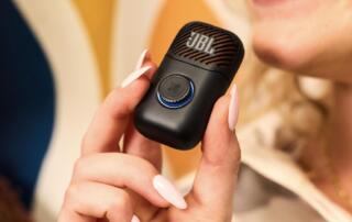 JBL EasySing Mic Mini – kieszonkowy mikrofon AI, który zamieni każdy głośnik w zestaw karaoke